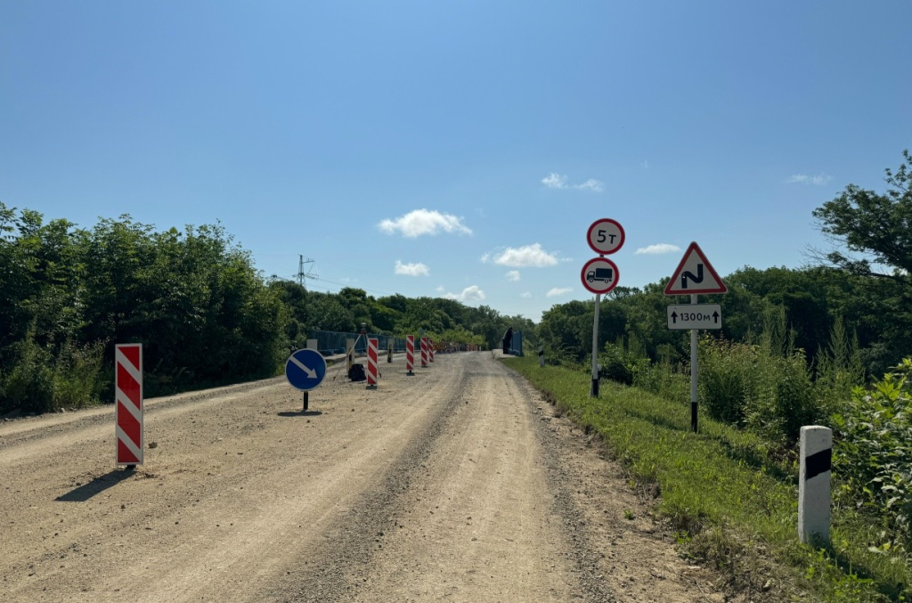 В районе села Абражеевка Черниговского округа возводят временный мост