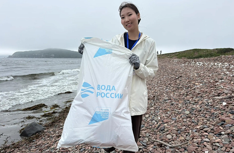 На острове Попова участники «Воды России» очистили от мусора берег морского заповедника