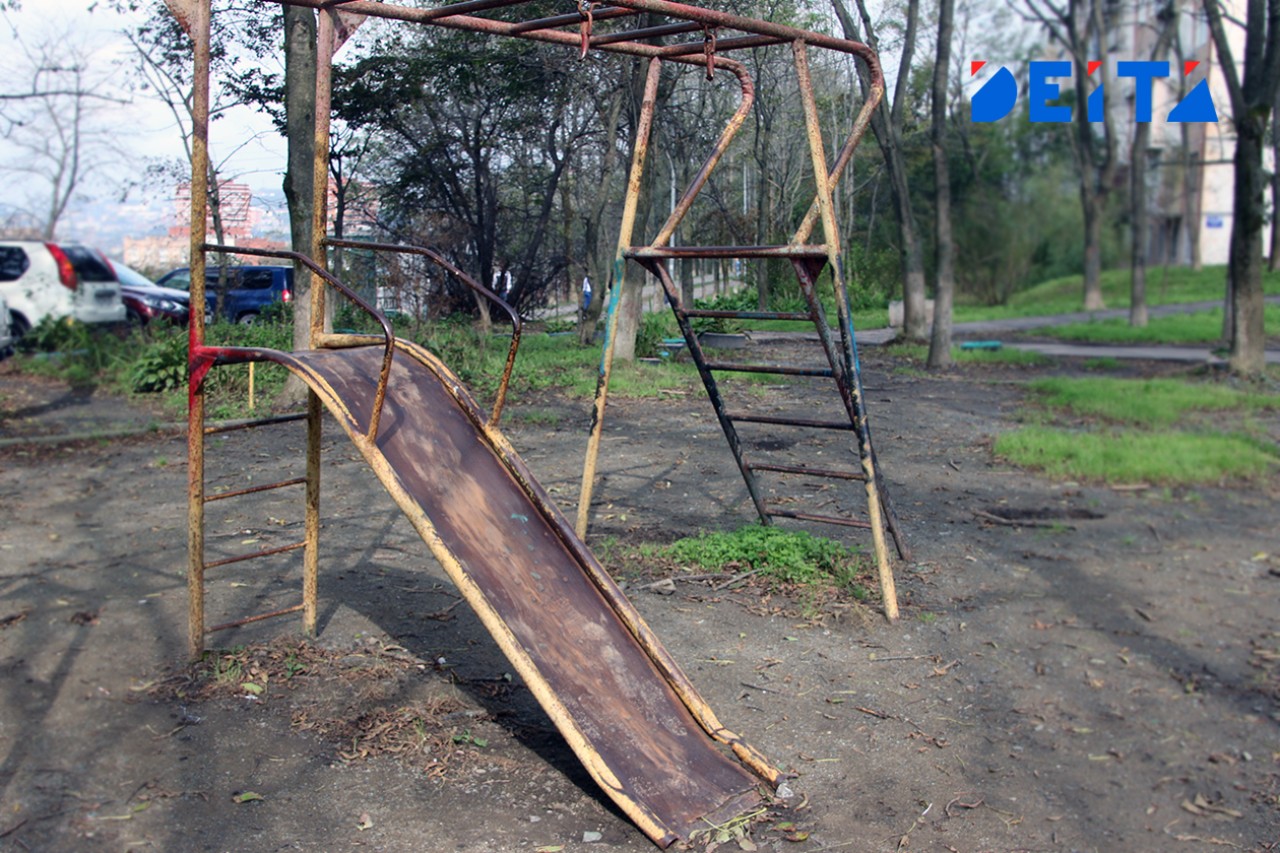Хулигана, побившего мальчика на детской площадке, ищут полиция и прокуратура Приморья
