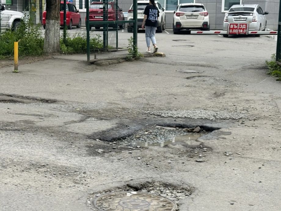 Без тротуаров и в ямах по колено: жители Владивостока пожаловались на дорогу-убийцу