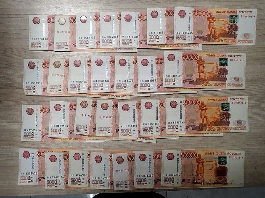 Китаец-дальнобойщик пытался провезти другу в Приморье миллион