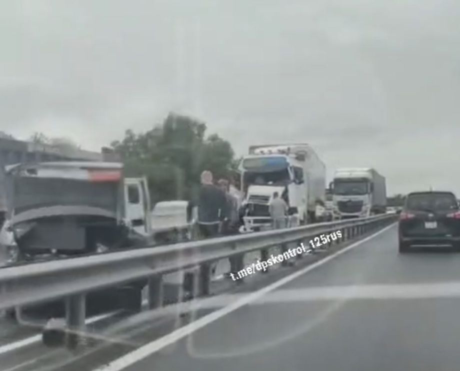 Кабину фуры смяло: жесткая авария собрала огромную пробку под Владивостоком