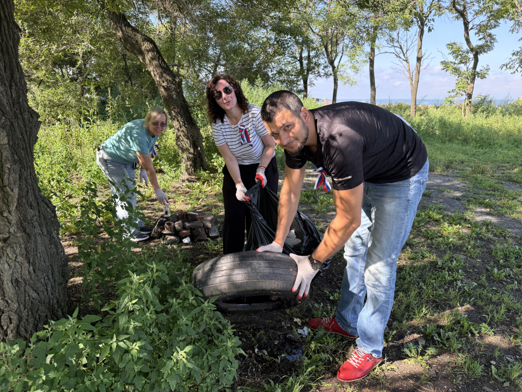 350 килограммов мусора убрали в районе Моргородка во Владивостоке