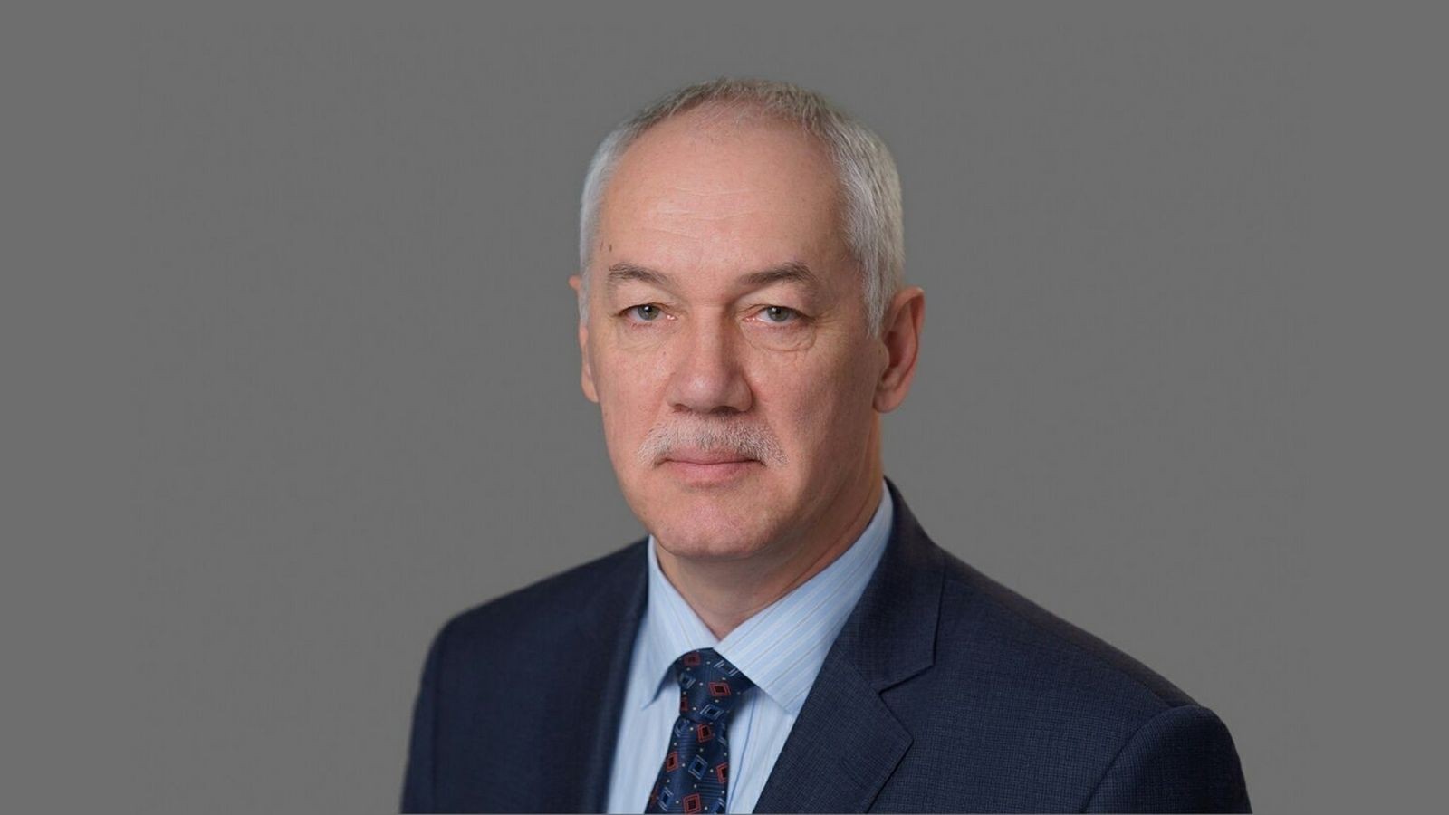 Председатель Думы Владивостока Андрей Брик поздравляет с Днем знаний