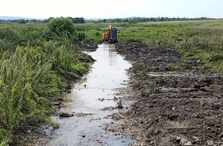 В Михайловском муниципальном округе Приморья начали обустройство водоотводного канала, который поможет снизить риск подтопления Михайловки и других населённых пунктов