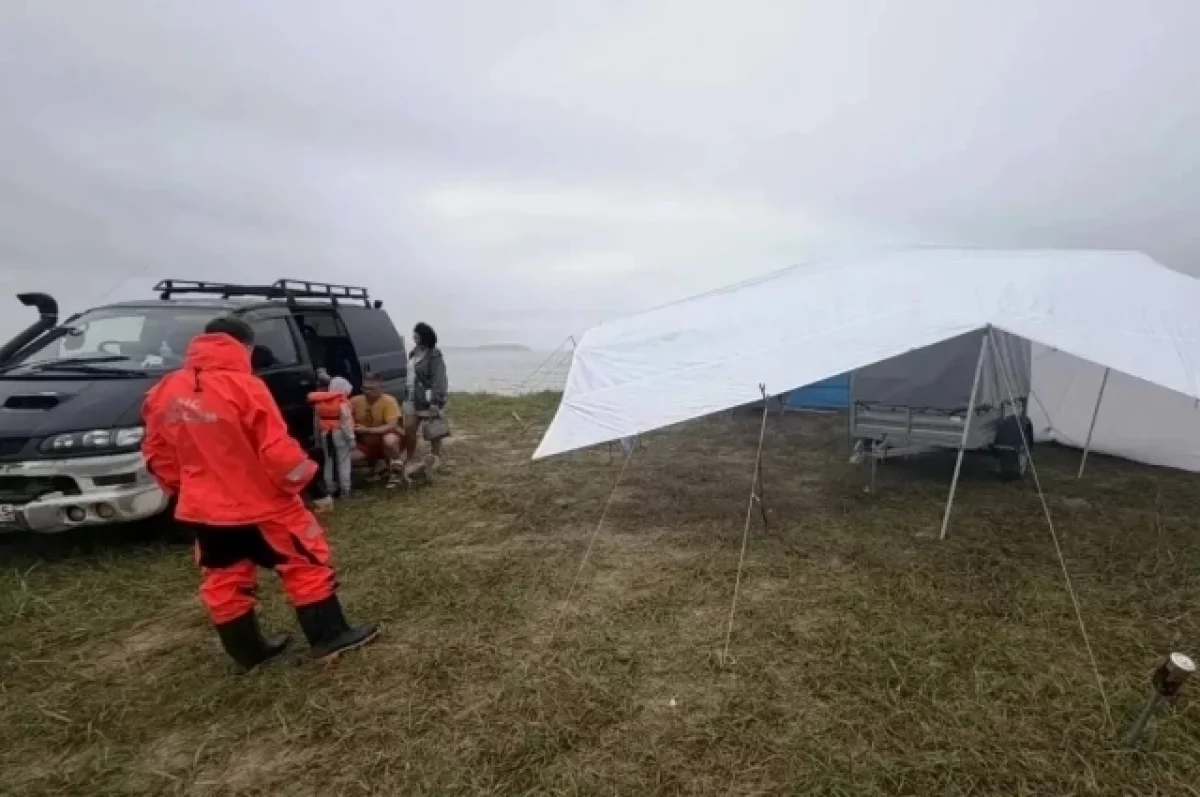 В Приморье спасатели эвакуировали мужчин с отказавшим мотором на лодке