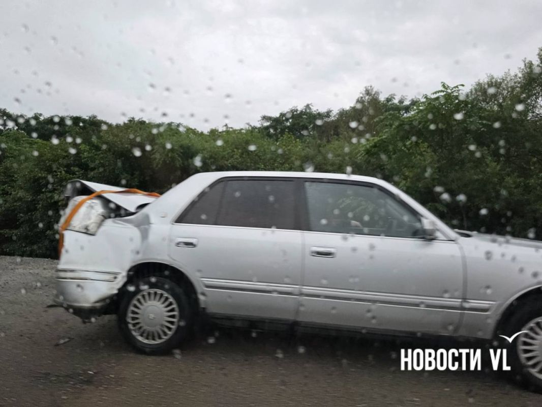 Причиной пробки в районе Западного оказалась авария с Toyota Crown, которого фура ударила в заднюю часть