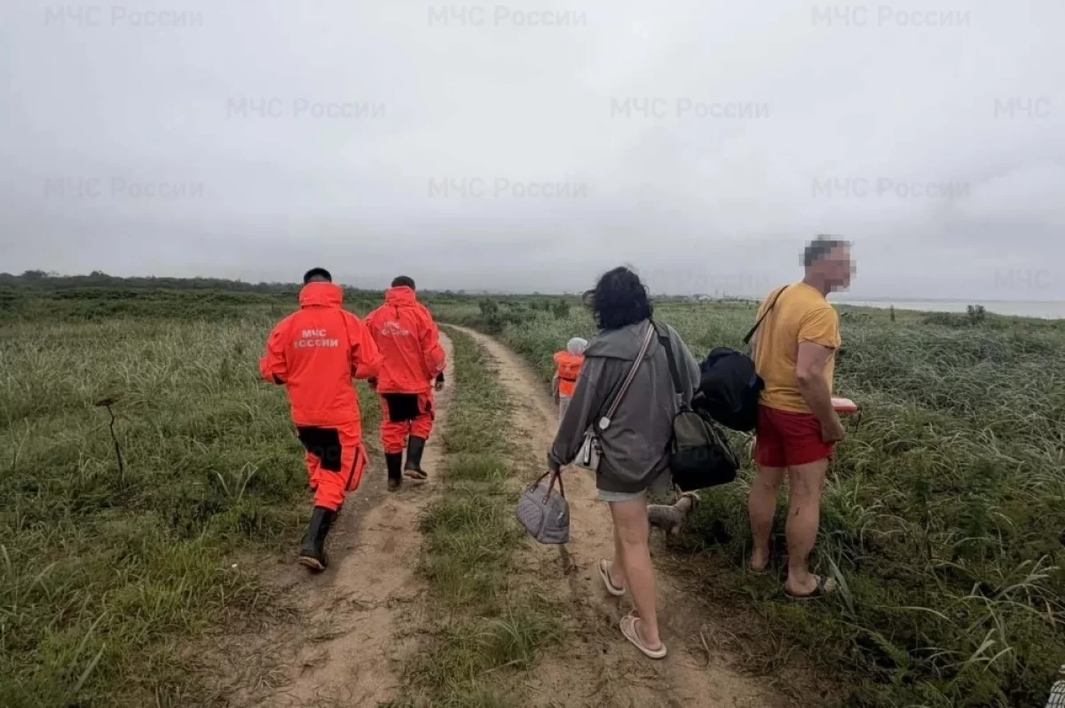 МЧС Приморья эвакуировала семью с пляжа после подъёма воды в непогоду