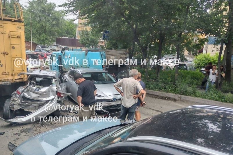 Зажатая легковушка и грузовики: массовое ДТП парализовало дорогу к Снеговой во Владивостоке