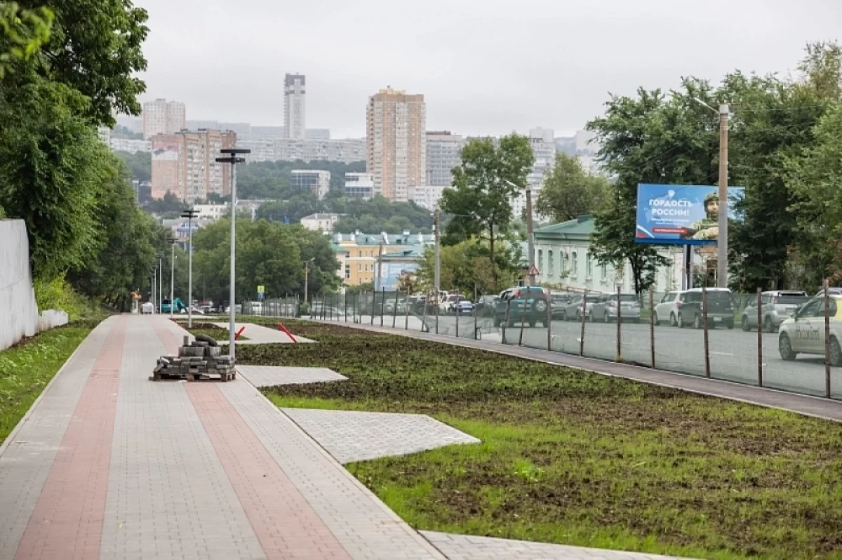 Вдоль новой аллеи на Ивановской во Владивостоке установят урны и скамейки