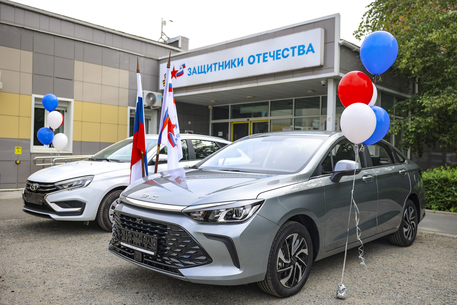 Автомобили с ручным управлением передал ветеранам СВО в Приморском крае филиал фонда «Защитники Отечества»