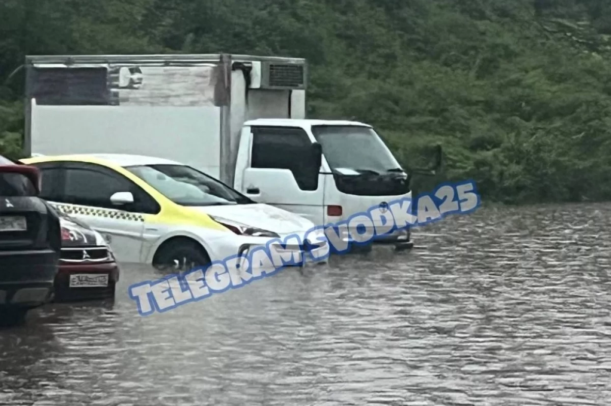Утренний ливень во Владивостоке доставил неприятности горожанам