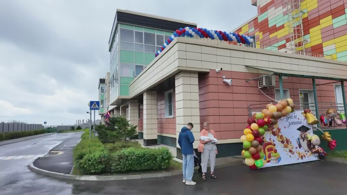 Во Владивостоке на базе детского сада №167 в микрорайоне Патрокл при поддержке губернатора Приморского края Олега Кожемяко и регионального правительства открыли начальную школу