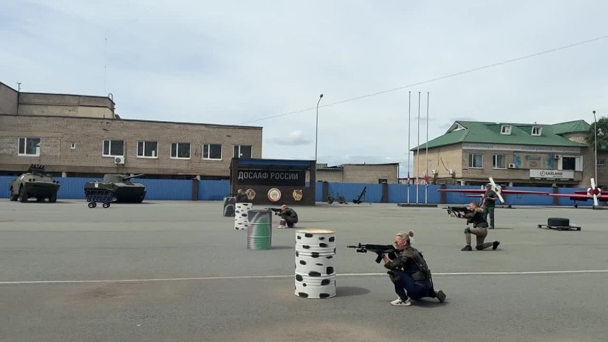 Семья Верениковых из Артёма готовится представить Приморье в финале Всероссийской игры «Семейная зарница»! Сейчас команда тренируется в «Авангарде» ДОСААФ России Приморского края. Вместе с преподавателем Артёмовского филиала...