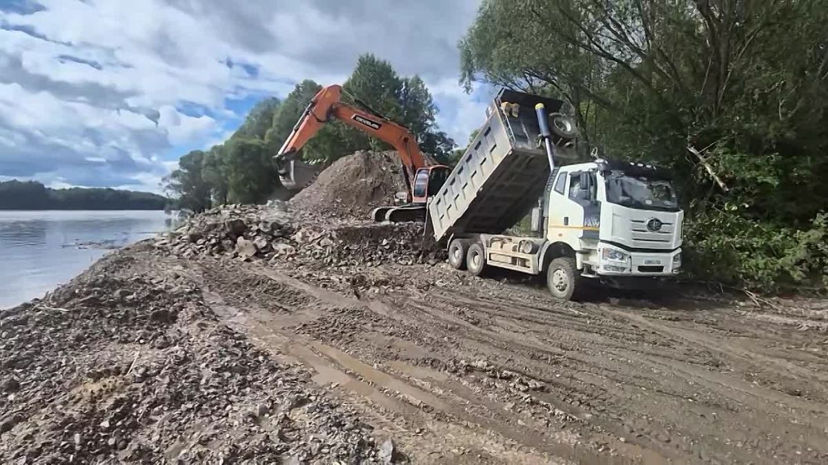 Продолжаются работы по строительству защитной дамбы в селе Вострецово.