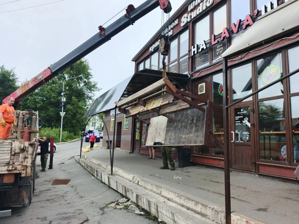 На Морозова, Сахалинской, Бульварной, Пихтовой и Ёлочной идёт снос незаконных объектов