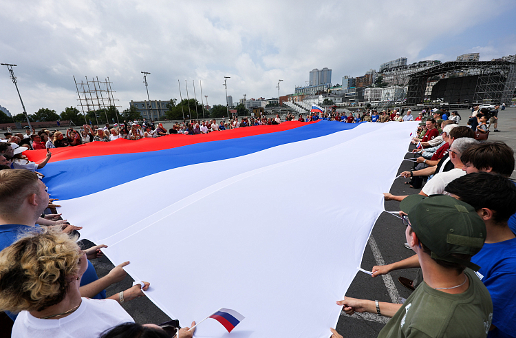 В столице Приморья День флага отметили патриотическим автопробегом и многометровым триколором