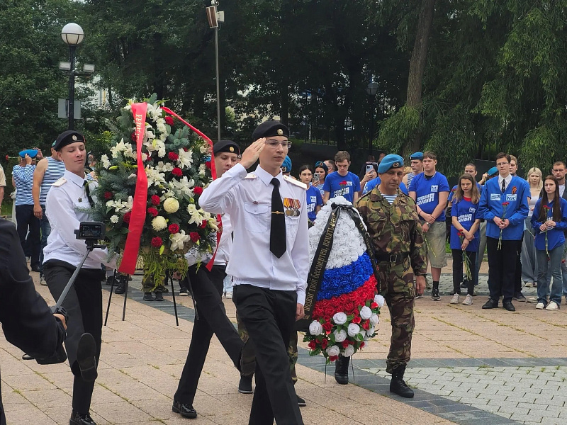 Автопробег и возложение цветов в честь Дня ВДВ состоялись во Владивостоке