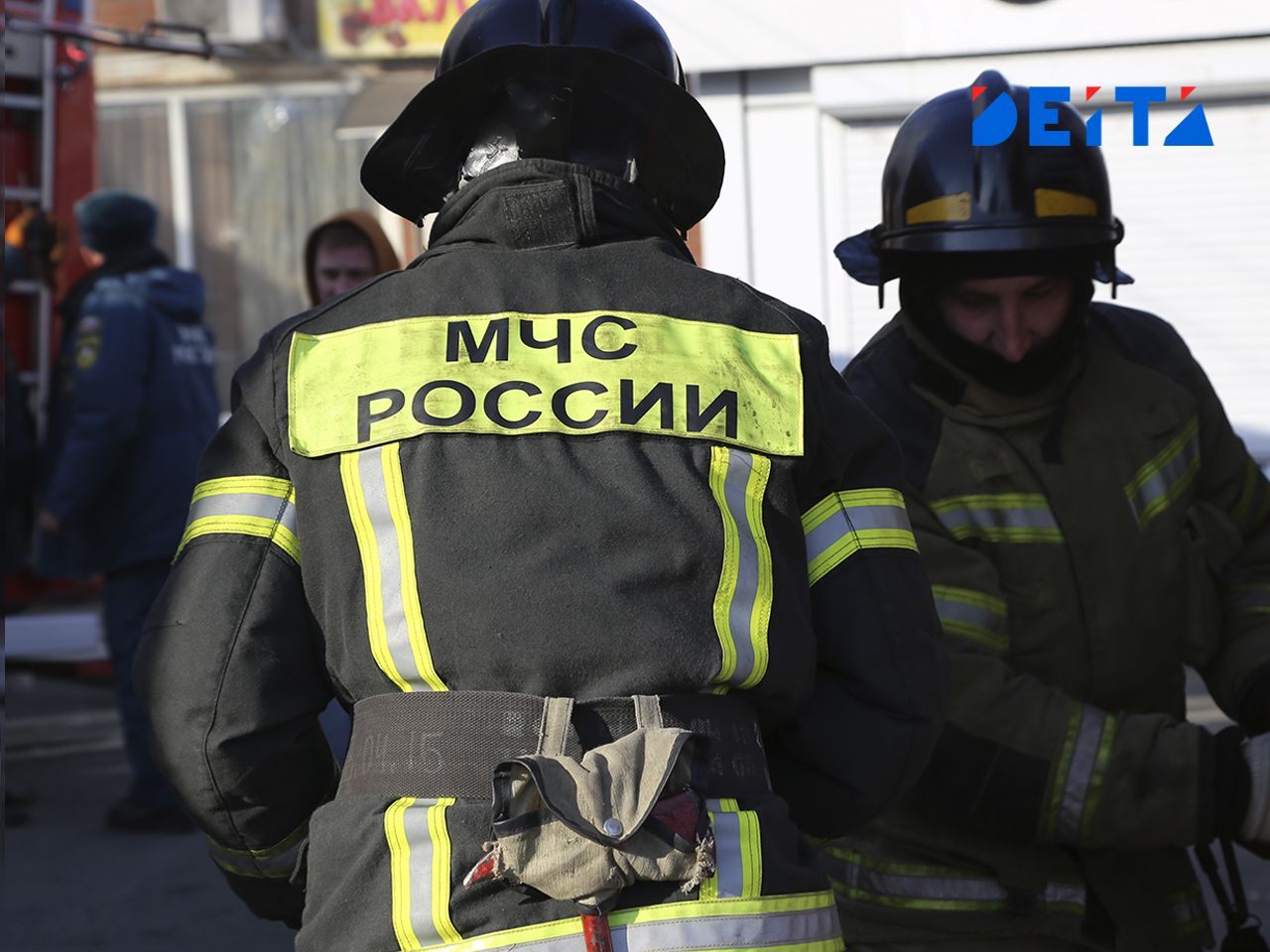 60 человек эвакуировались во время пожара на крыше дома во Владивостоке — DEITA.ru
