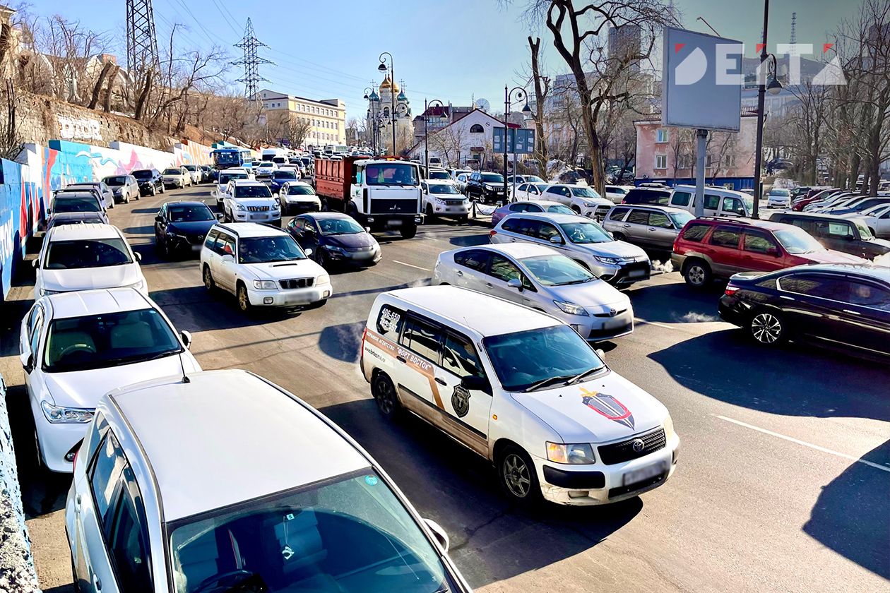 Ремонтные работы, поезда и ДТП осложнили пятничный час пик во Владивостоке — DEITA.ru