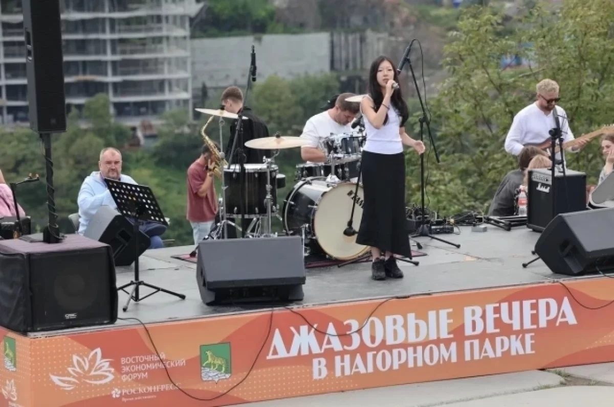 Сотни зрителей встречают закат в Нагорном парке под музыку джаза