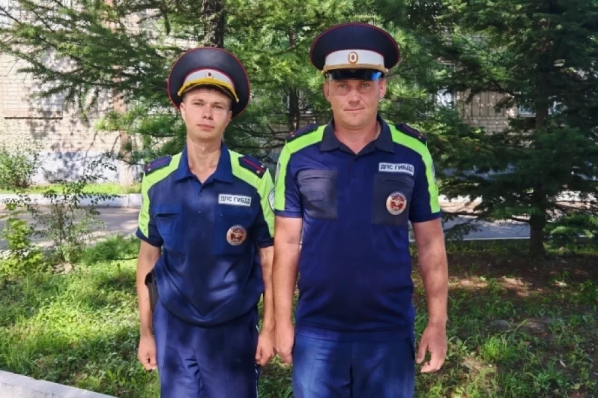 Инспекторы ДПС спасли мужчину, упавшего со скалы на камни у моря — АиФ-Владивосток