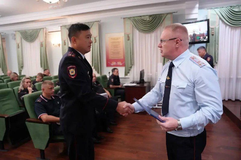 Врио начальника УМВД Приморья Алексей Попов поощрил лучших…