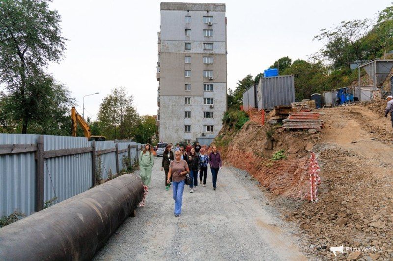 Дорога в никуда: жители домов на Луговой ходят домой через стройку ЖК... — PrimaMedia.Приморье