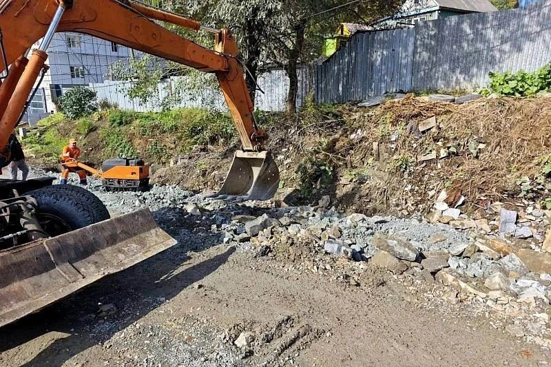 Во Владивостоке обновили более 7 тысяч квадратных метров дорог за…