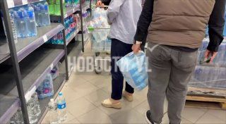 Во Владивостоке в главных гипермаркетах заканчивается вода в…