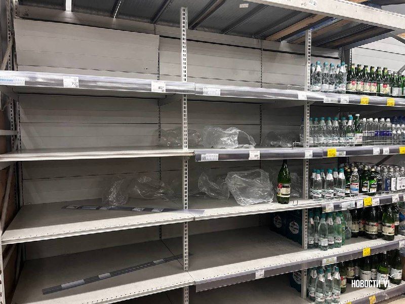 В «Черёмушках» осталось немного бутылок по 1,5 и по 0,5 л. На полках…