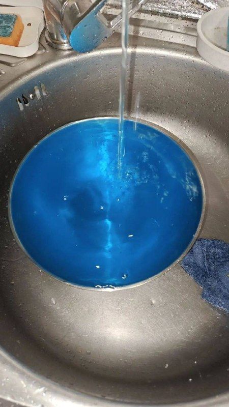 Кому синенькой?В Артёме дали воду нарядного цветаДолгожданная вода…