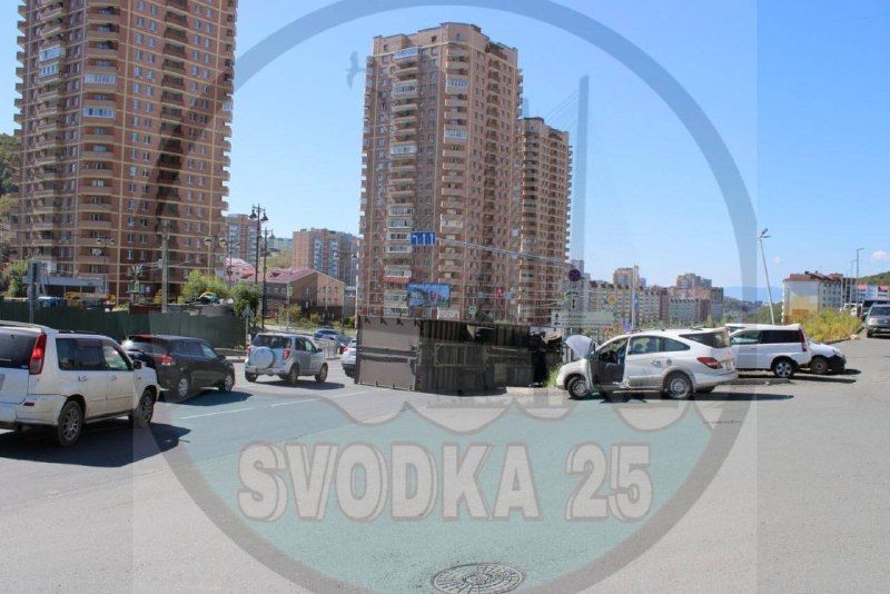 Во Владивостоке на Снеговой Пади перевернулся большегруз