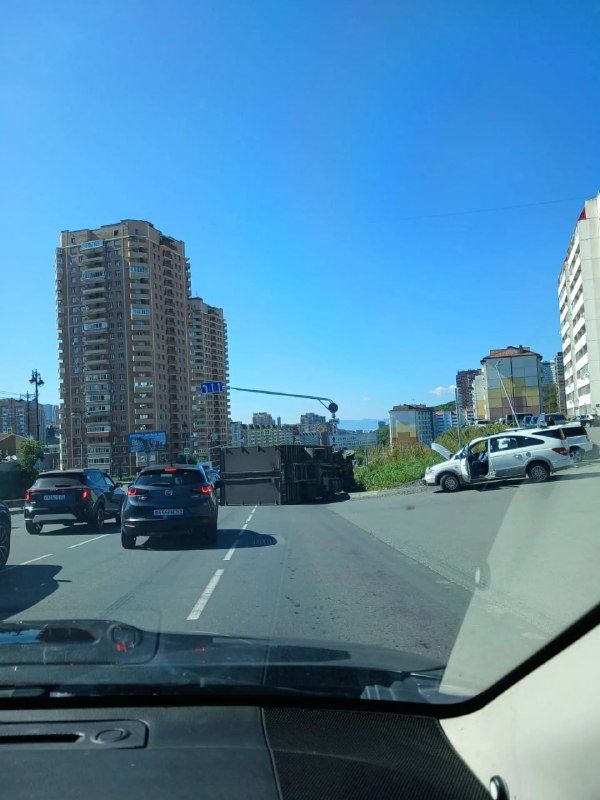 На перекрёстке Адмирала Горшкова и Адмирала Смирнова перевернулся большегруз. Собралась пробка со стороны объездной. — Новости VL.ru | Владивосток