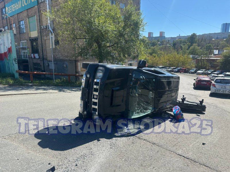 Еще одно ДТП с переворотышем произошло в районе "Зеленого острова" во Владивостоке