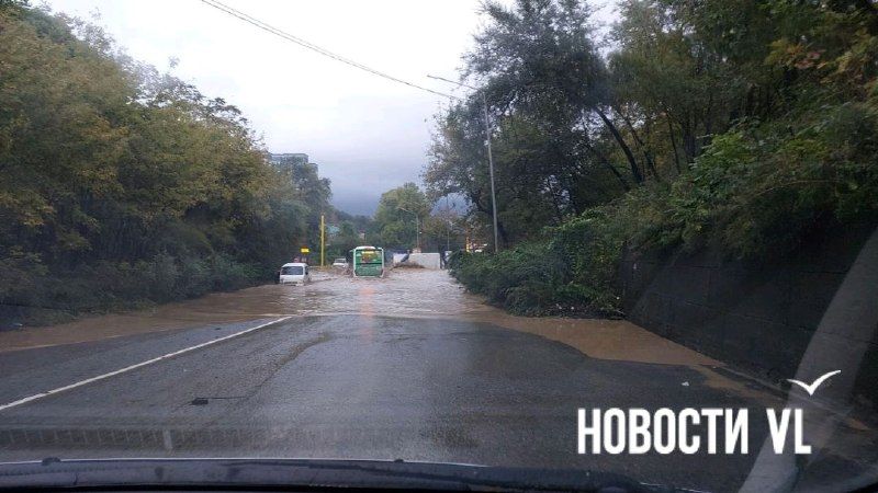 Обстановка на Снеговой. Там тоже сильно затопило дорогу. — Новости VL.ru | Владивосток