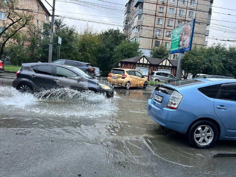 Последствия непогоды запечатлели на улице Русской во Владивостоке