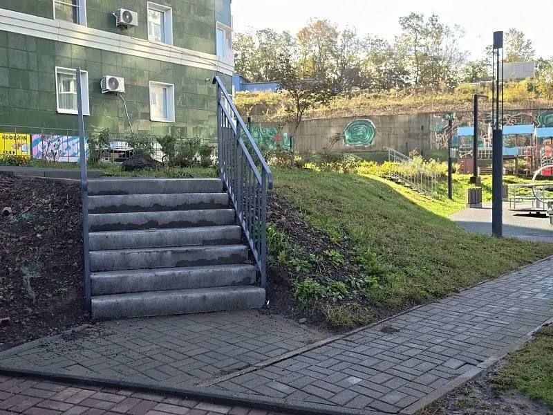 ТОС «Изумрудный, 14/16» во Владивостоке установил новые лестницы.