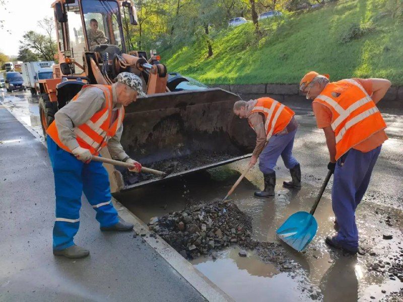 Во Владивостоке продолжают расчищать улицы после ночного ливня — ВОСТОК-МЕДИА | Владивосток и ДФО