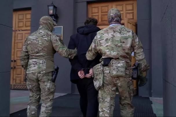В Приморье ФСБ взяли пенсионерку, которая продавала наркотики и организовала притон с проститутками — в добавок,