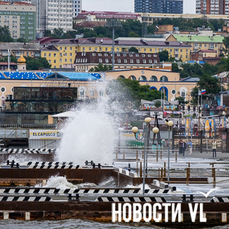 Штормовые волны заливают пляж Юбилейный и водную станцию ТОФ — VL.ru