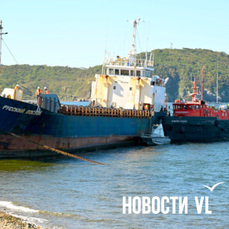 Застрявший возле Токаревского маяка теплоход сегодня попытаются снять с мели и отбуксировать в Ливадию