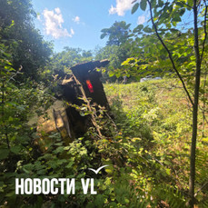 Под Владивостоком на большой скорости автокран вылетел с трассы, один человек ждёт скорую