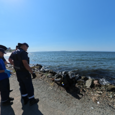 Спасатели извлекли из воды на пляже на Татарке тело погибшего дайвера — VL.ru