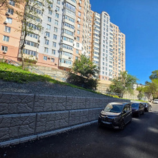 Во дворе домов на Первой Речке построили новую подпорную стену — VL.ru