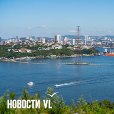 На выходных на Русском острове катер налетел на камни