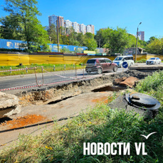 Часть заасфальтированной перед ВЭФ улицы Фадеева уже раскопали из-за повреждения на тепловых сетях — VL.ru