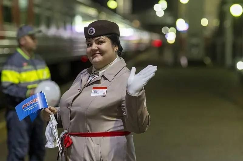 Юбилейный рейс поезда «Россия» отправился из Владивостока в Москву.