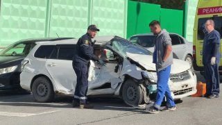 Пять автомобилей серьёзно пострадали в жутком ДТП на улице Спиридонова.