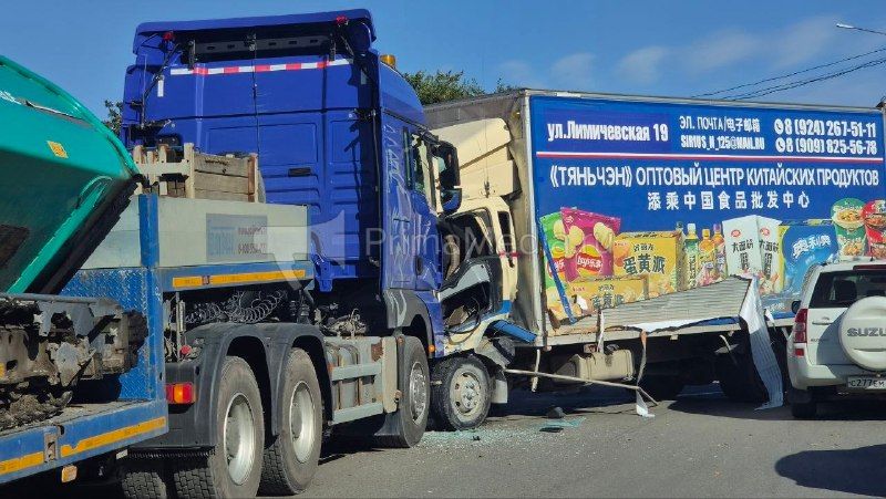 Жёсткое ДТП с участием нескольких автомобилей произошло на улице Шепеткова во Владивостоке